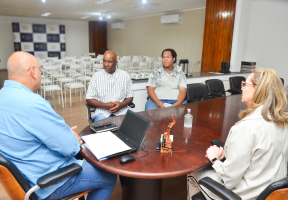 Prefeitura entrega prêmio do primeiro sorteio do 'IPTU em Dia' deste ano