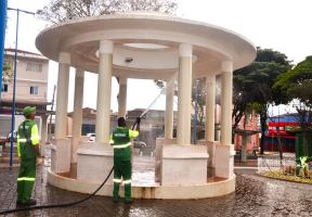 Meio Ambiente realiza limpeza na Praça da Estação