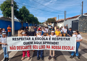 Escola faz projeto para conscientizar sobre o descarte correto de lixo