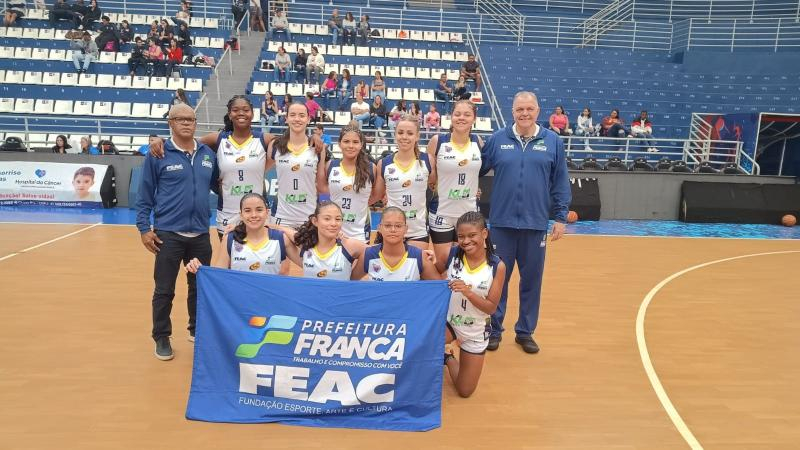 Após vitória, equipe de vôlei feminino de Louveira volta à quadra